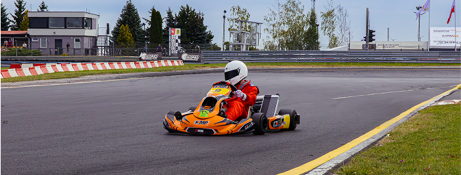 Kierowca w gokarcie na torze wyścigowym - praktyczne zastosowanie wiedzy STEAM w motorsporcie