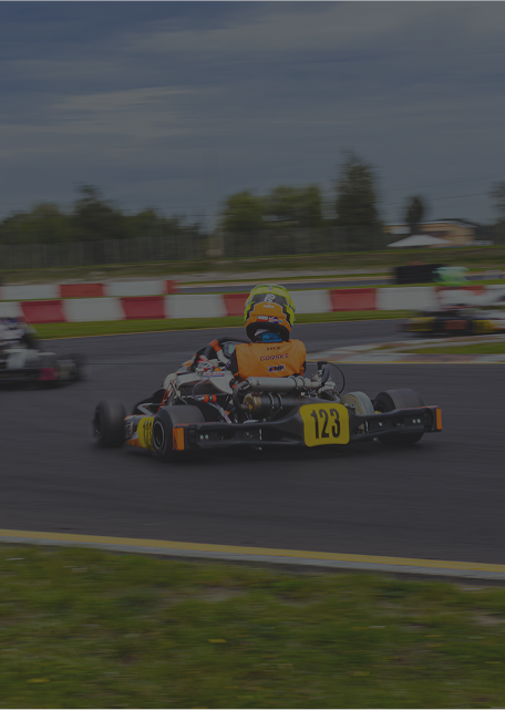 Młody kierowca w gokarcie na torze wyścigowym - Racing Future Academy program STEAM